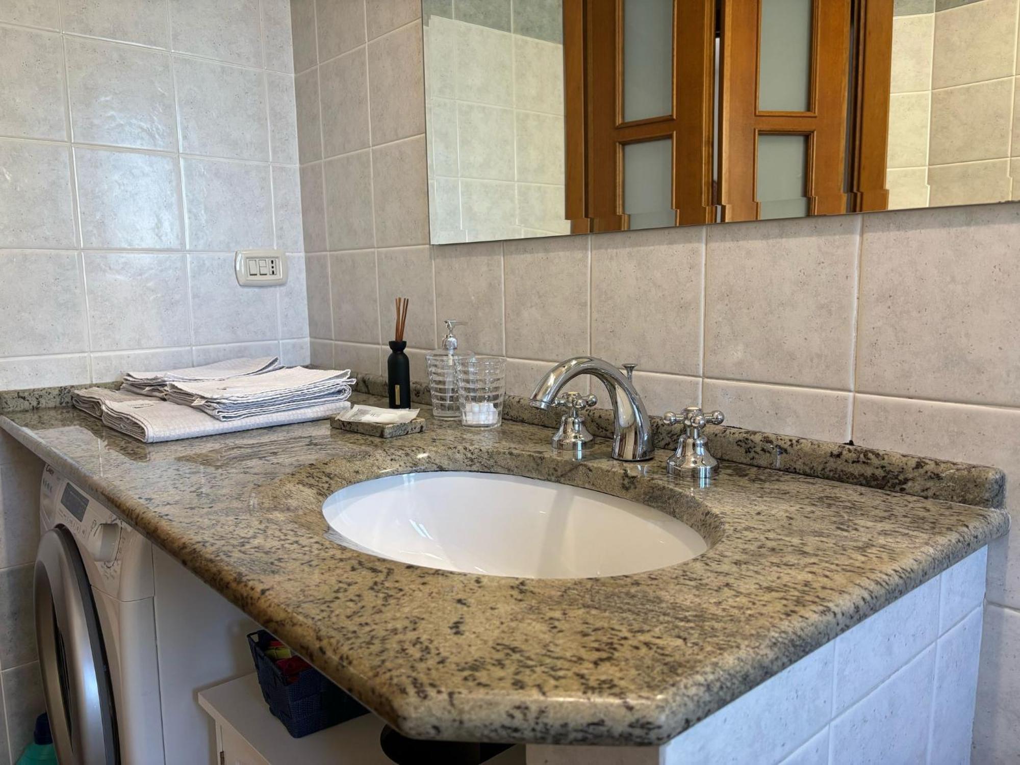 Bright Port View Apartment- Free Parking Cagliari Buitenkant foto